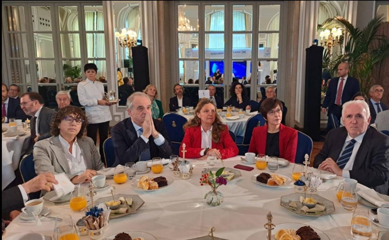 La consejera Sagardui, en el centro, antes de su intervención en el desayuno informativo de esta mañana en Madrid.
