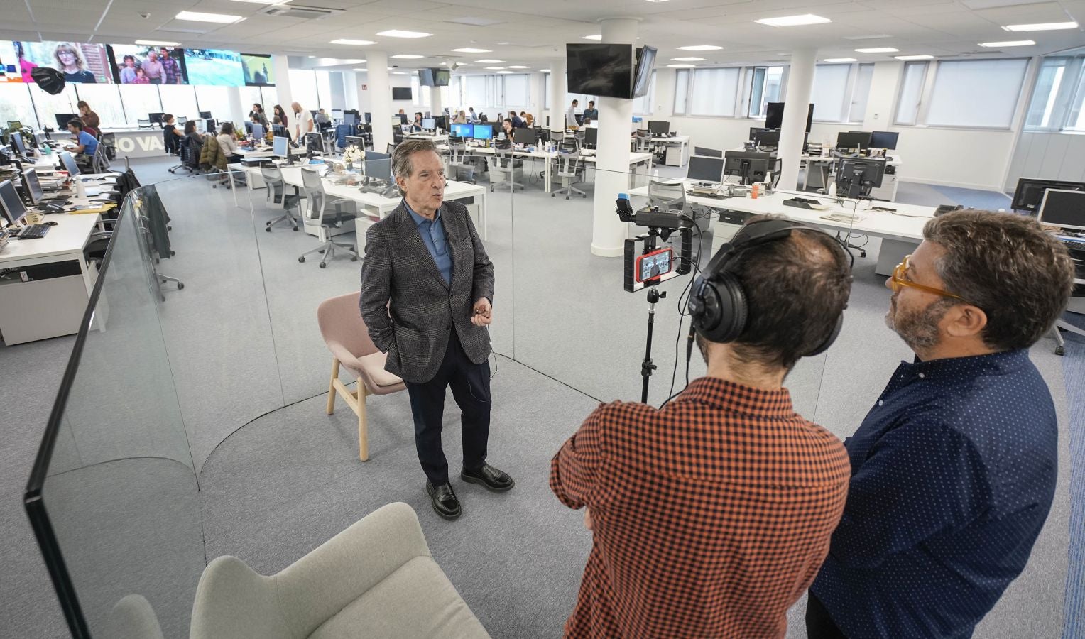 Iñaki Gabilondo en la zona audiovisual de la redacción, donde respondió el cuestionario sobre sus mejores momentos como profesional.