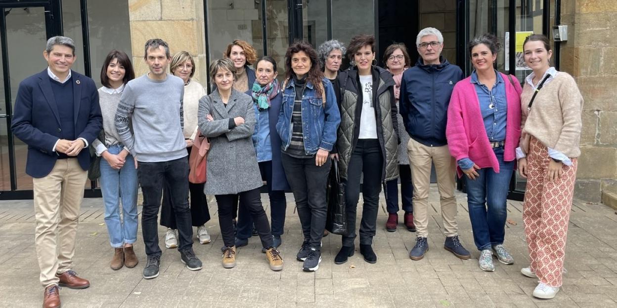 Impulsores de la iniciativa y comerciantes en el exterior de Santa Ana tras la presentación de 'Dendatu'. 