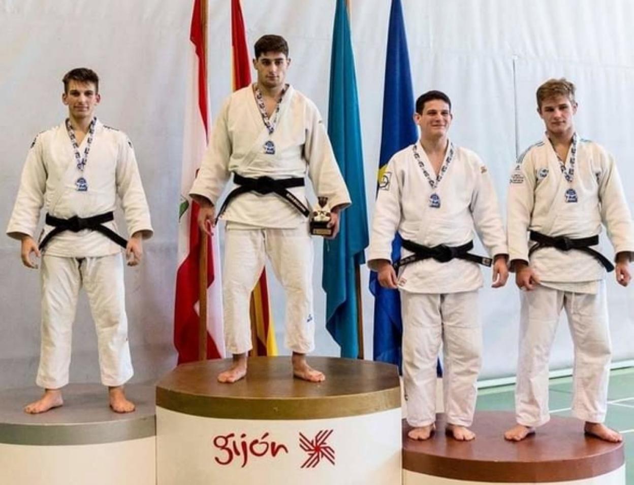 Los judokas urnietarras Borja Seco y Amets Carrera lograron la plata en la Copa de España Júnior.
