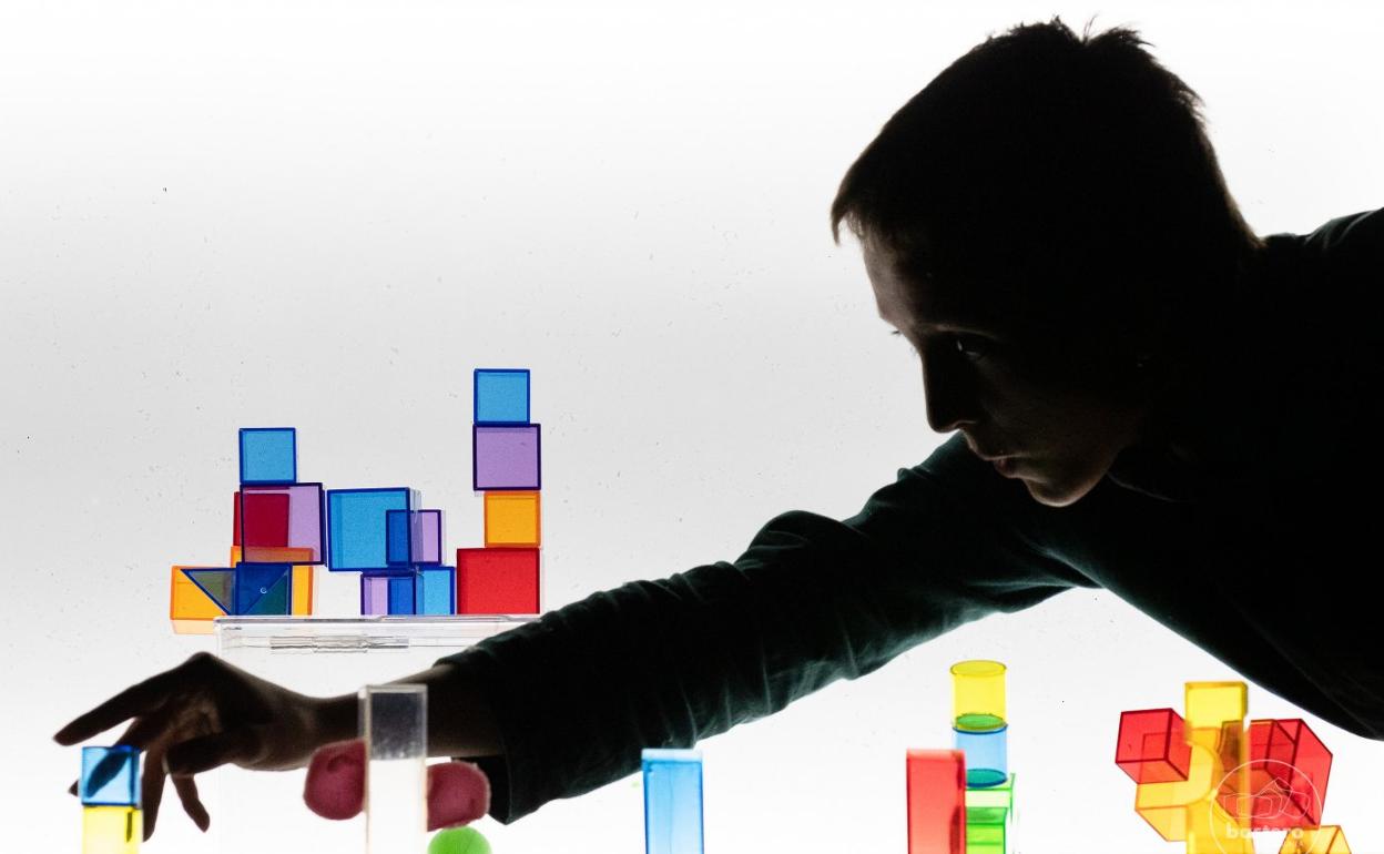 La compañía alavesa Teatro Paraíso presentará este sábado en el Topic la obra 'Leihoak'. 'Ici et là' de la compañía francesa La Main d'Oeuvres. 