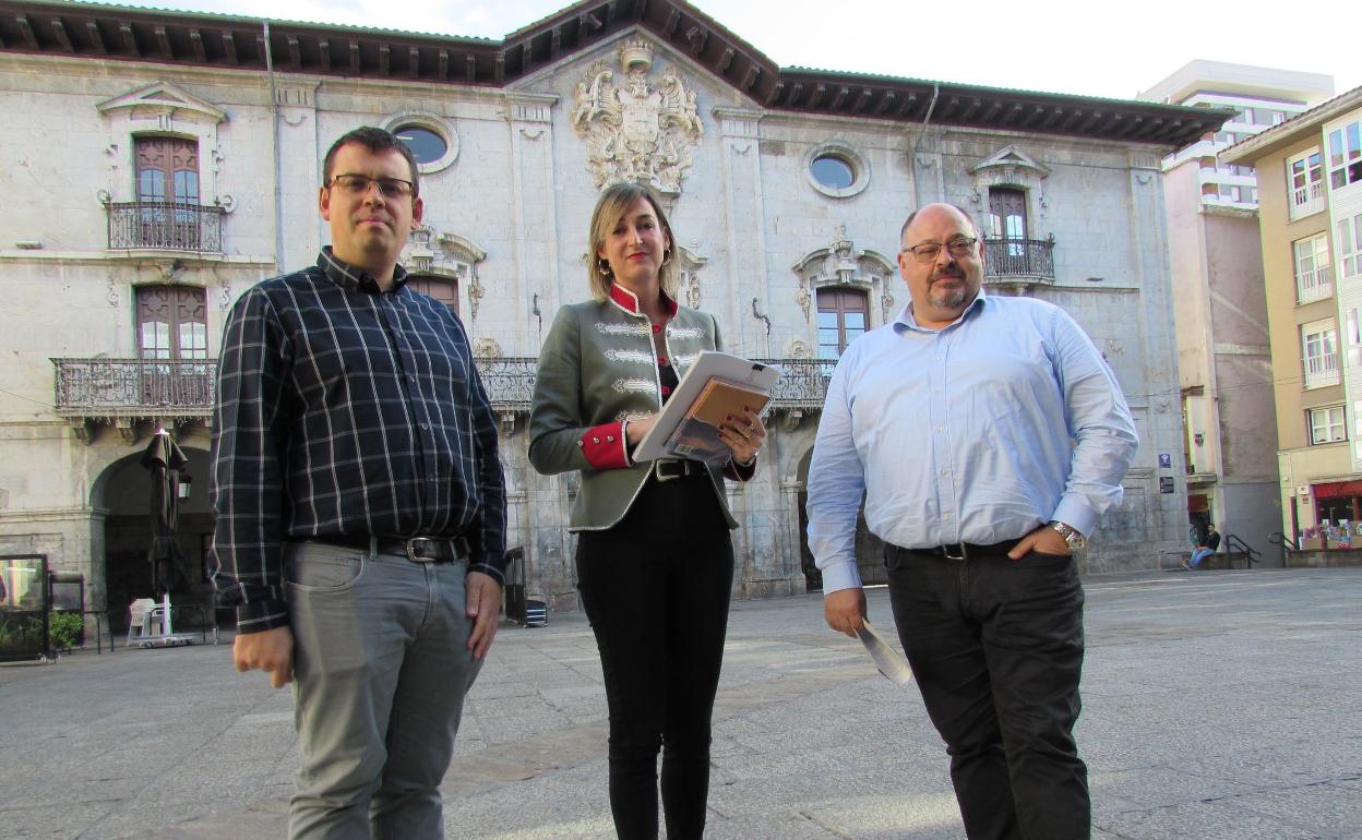 El concejal de Hacienda y Deportes Ander Garay, la alcaldesa María Ubarretxena y el concejal de Obras, Servicios, Mantemiento y Barrios Victoriano Fuentes. 