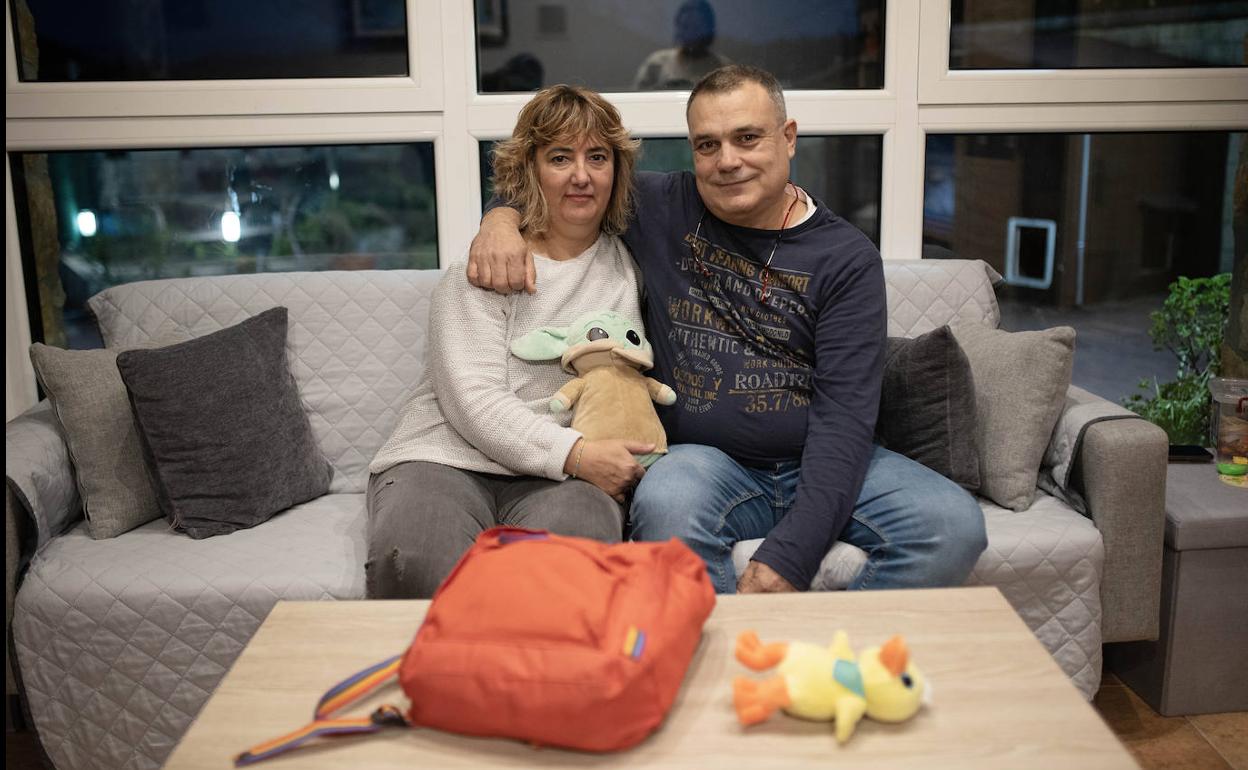 Rosa Albarracín y Óscar Amilibia tienen una menor en acogida desde hace diez años. 
