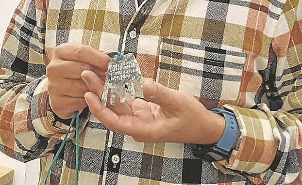 La 'mano de Irulegi' del artista donostiarra Mikel Aranburu