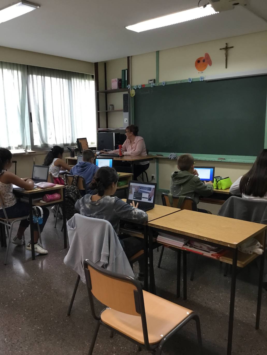 Los alumnos de sexto de Primaria trabajando con sus ordenadores 