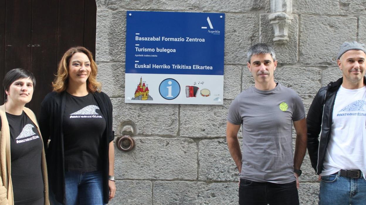 Representantes de Marea Urdina y del Ayuntamiento junto a uno de los paneles situado a la entrada del palacio Basazabal. 