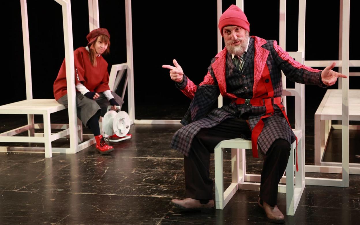 Mikel Martínez y Sandra Fernández Aguirre participan juntos en la representación de 'Alderray'.