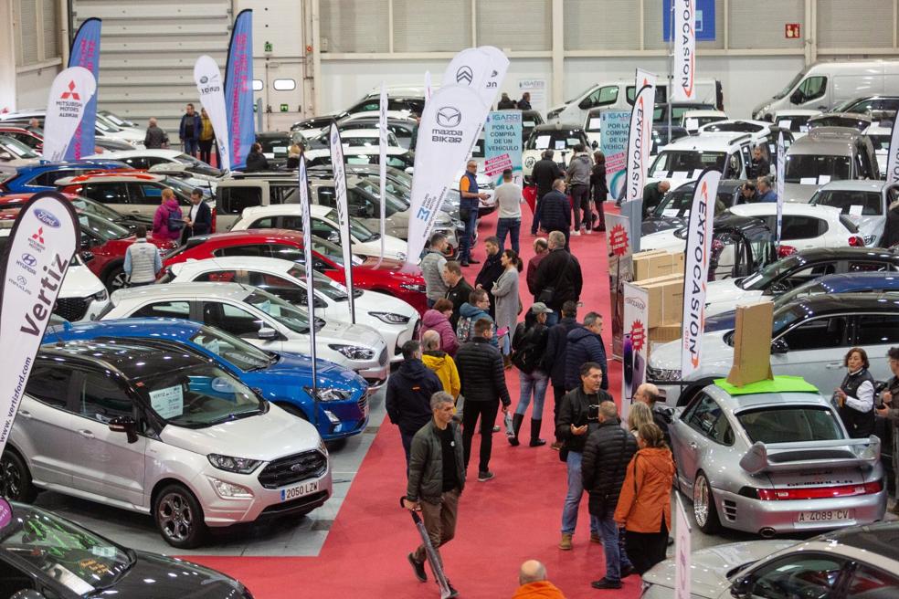 Varias decenas de visitantes pasean por uno de los pabellones buscando el vehículo ideal. 