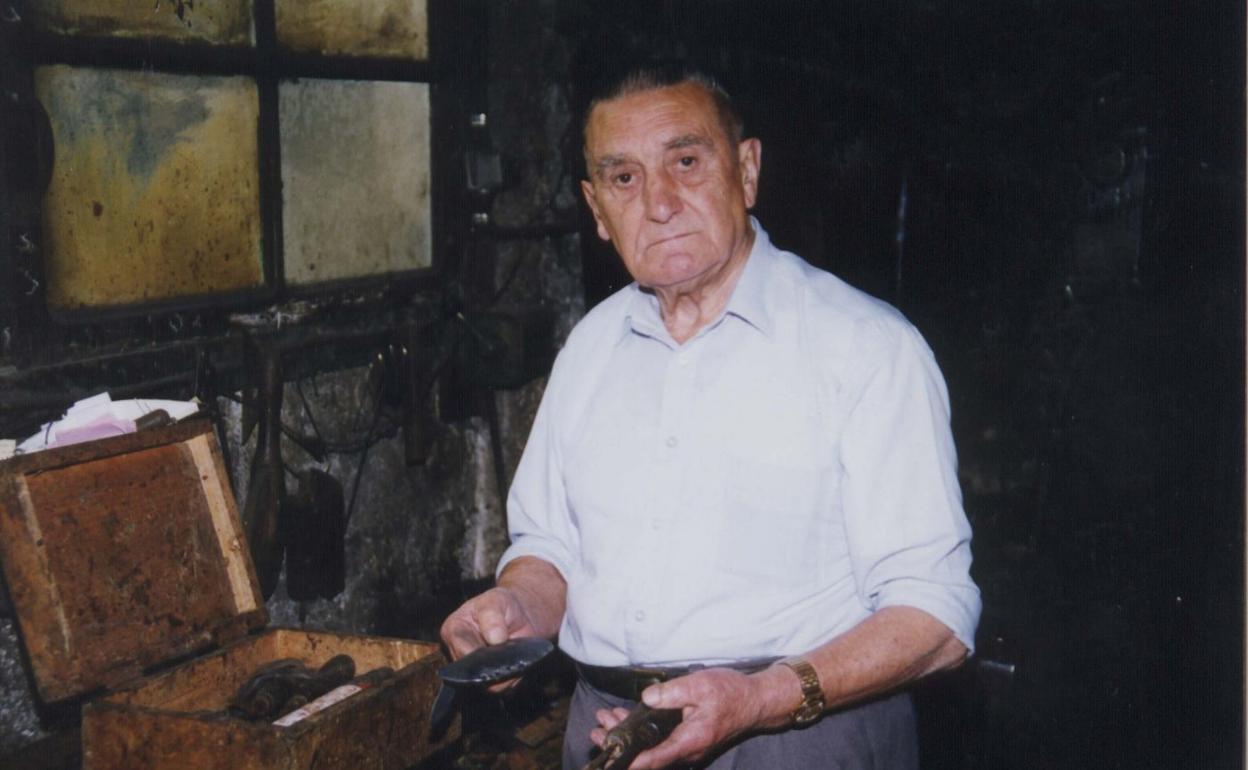 Bixente Barandiaran, el último herrero, en su taller de Marko Etxeberri en un fotografía de 1996. 