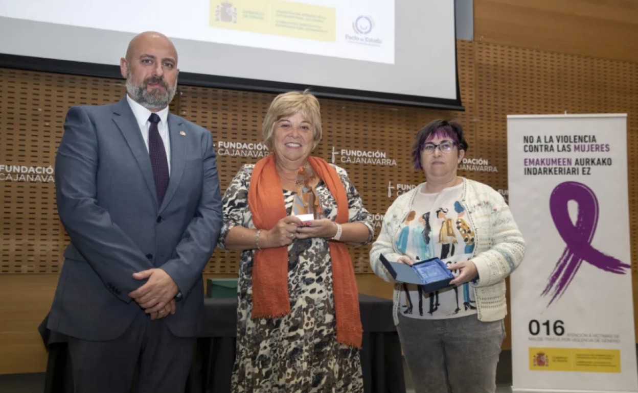 El delegado del Gobierno en Navarra, José Luis Arasti, (i) tras la entrega a Asun Casasola (c) del premio Menina 2022 por su lucha contra la violencia sobre la mujer.