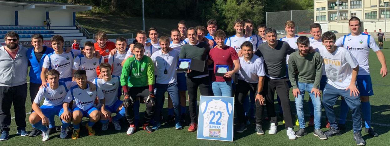 Plantilla del preferente en el homenaje realizado al exjugador Unai Hernández y al exentrenador Xabi Biain. 