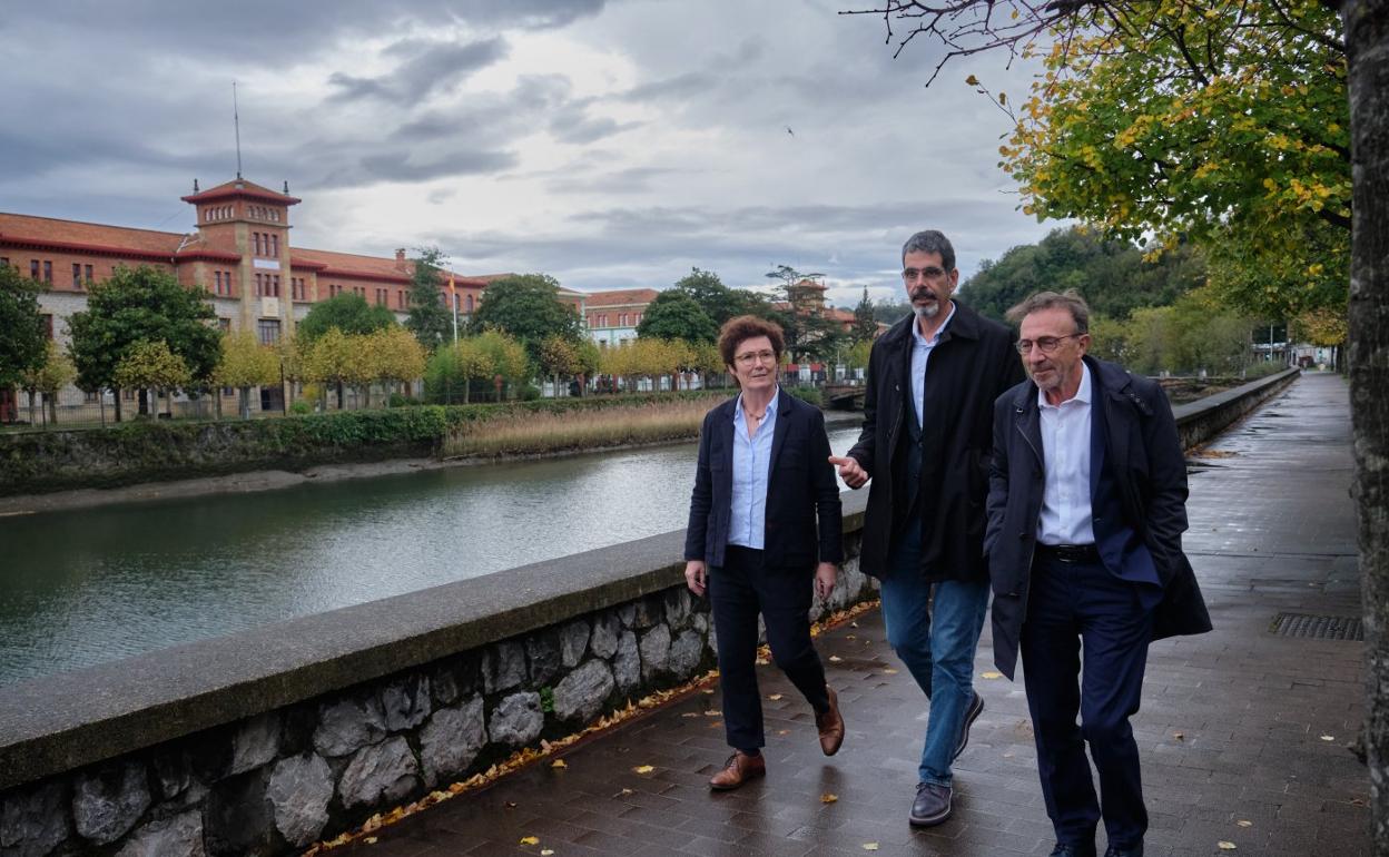 Nekane Arzallus, Eneko Goia y Jon Chávarri, las tres personas que más se han implicado en las negociaciones con Defensa, ante los cuarteles. 