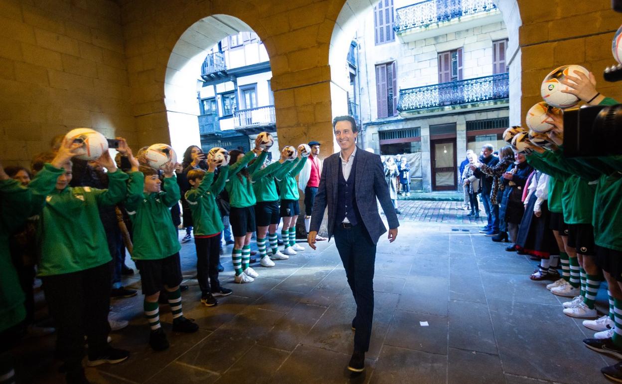 Integrantes del fútbol base de Hondarribia Futbol Elkartea hicieron un pasillo ayer a Unai Emery a su entrada al ayuntamiento. 