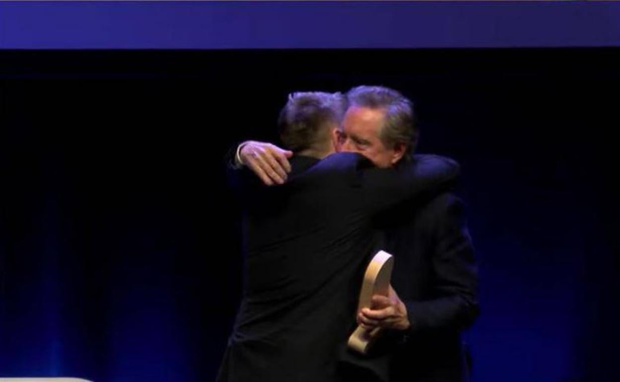 El abrazo de Gabilondo y Aimar Bretos en el escenario del Kursaal.