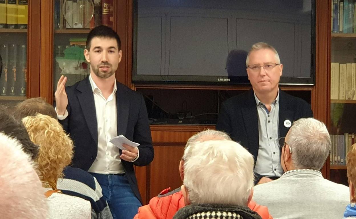 José Ignacio Asensio, junto al candidato del PSE-EE a la alcaldía de Errenteria, Isaac Palencia. 