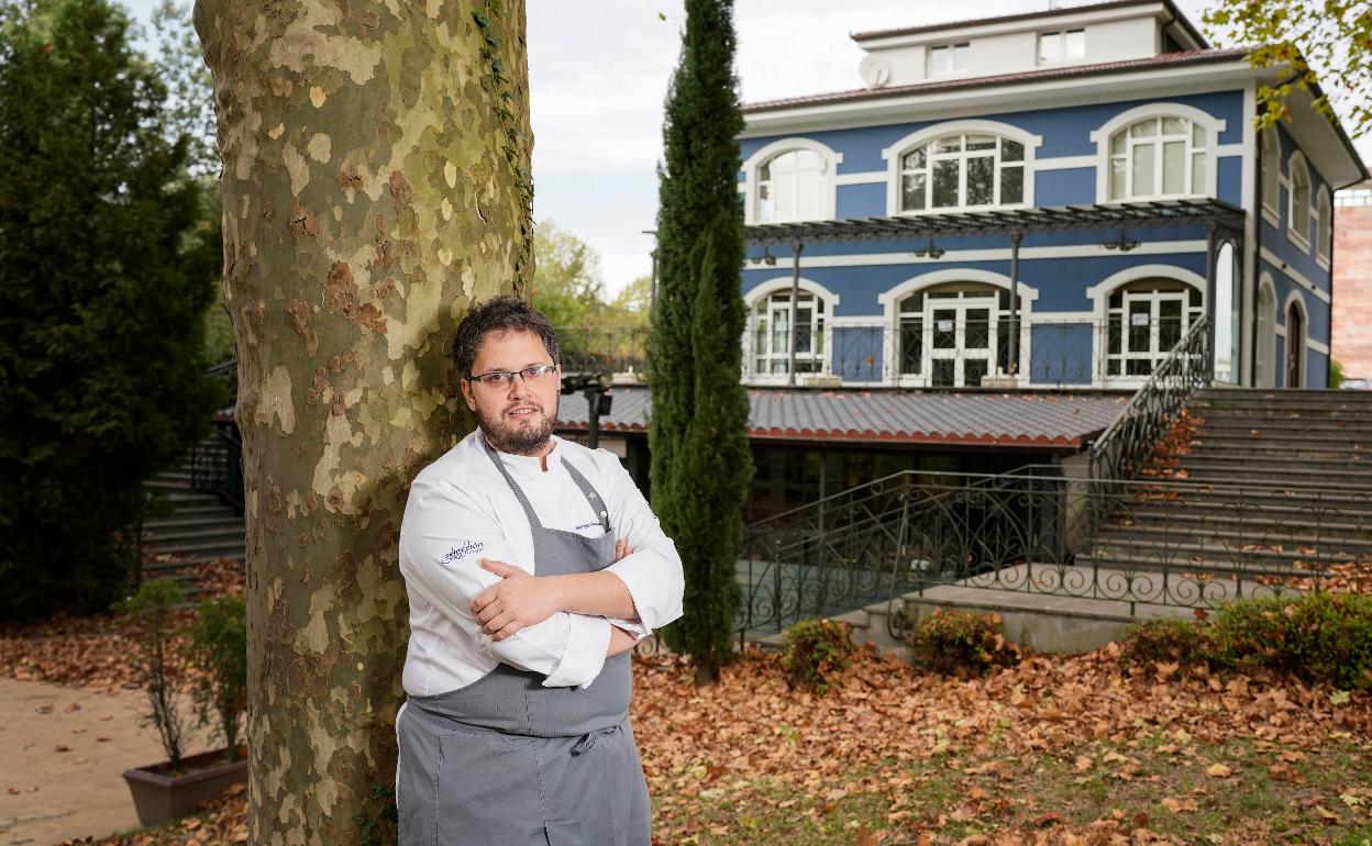 Sergio Humada, alma máter del Txitxardin, ante su restaurante, enclavado en un precioso lugar, y algunas de sus elaboraciones.