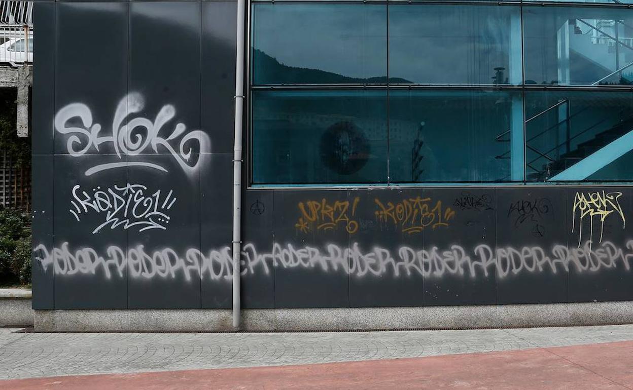 Por medio de una encuesta, el Ayuntamiento conoció los diversos puntos en los que es preciso proceder a la limpieza de fachadas con la retirada de grafitis y pintadas. 