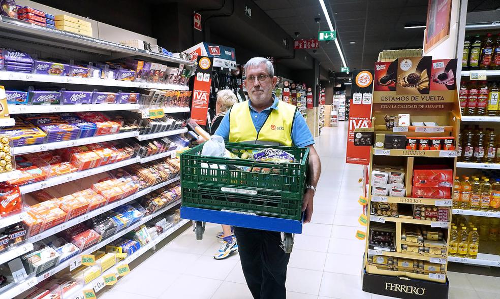 osetxo recoge una caja en el supermercado Eroski de la calle Podavines, en San Sebastián. .