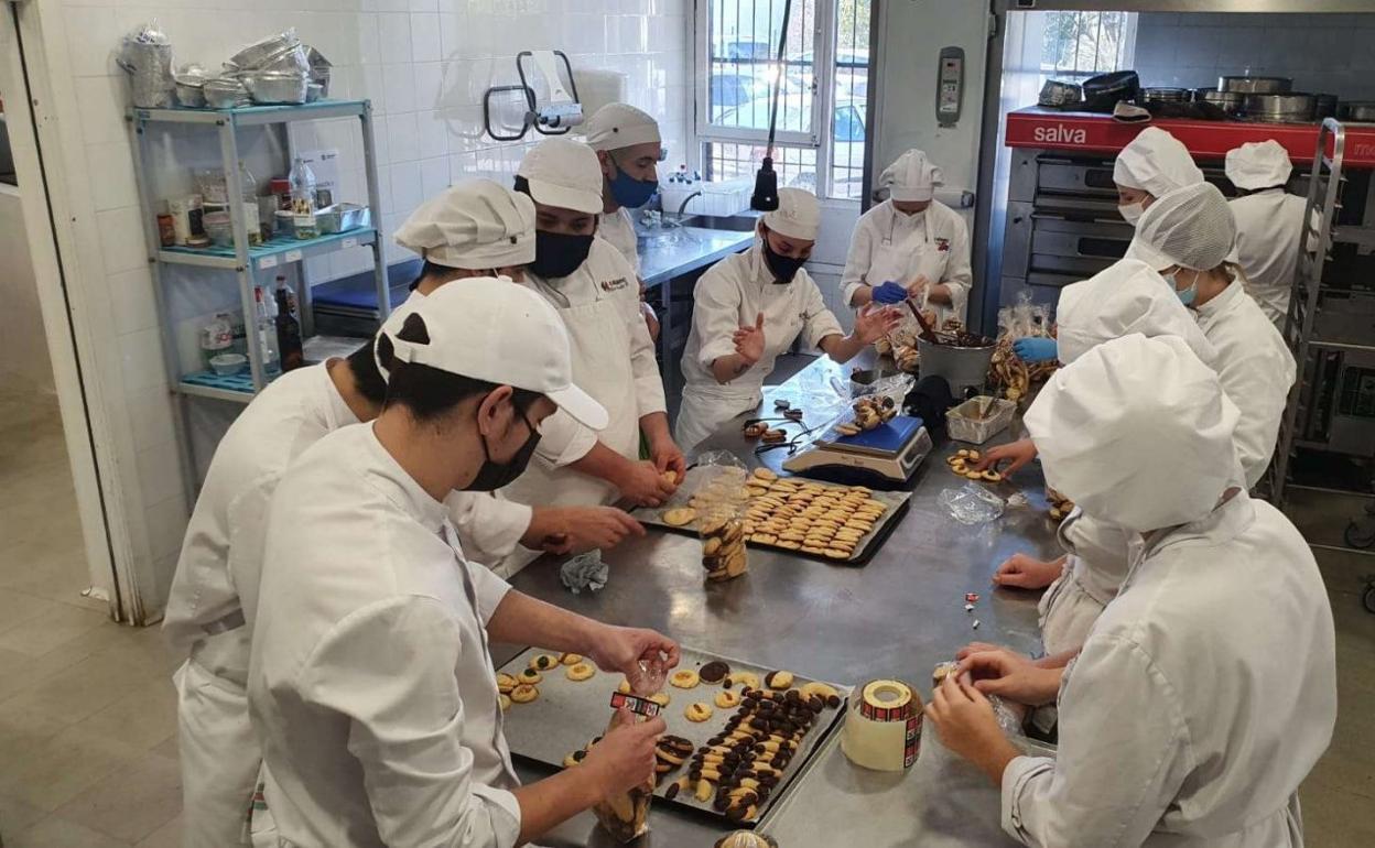 Un grupo de estudiantes de FP elabora y embolsa unas pastas. La de pastelero artesanal es una de las profesiones que acusan la falta de relevo en Euskadi.