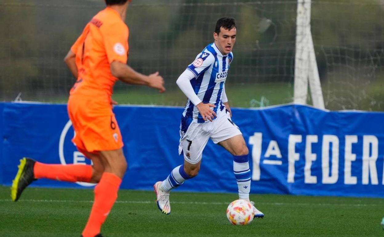 Magunazelaia conduce un balón nte la oposición del un futvbolista del Alcoyano. 