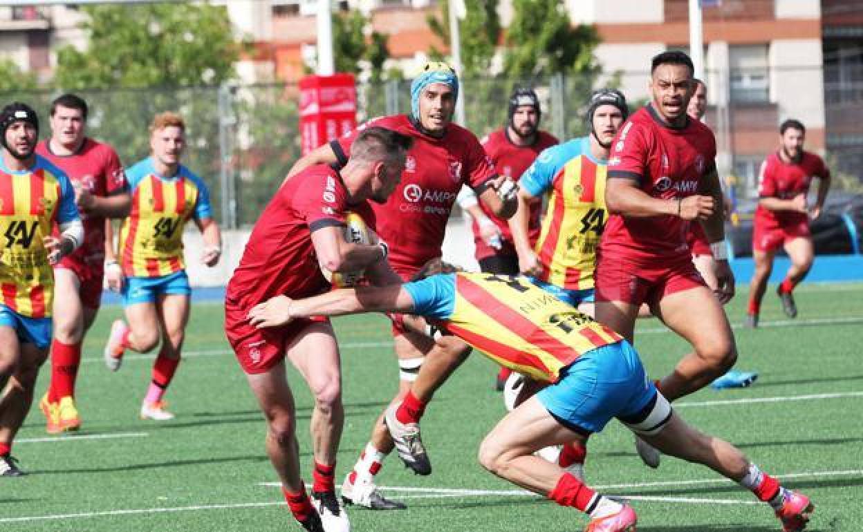 Un jugador de Les Abelles trata de frenar una acción del Ampo Ordizia en un partido disputado recientemente. 