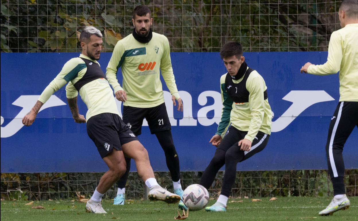 Stoichkov controla un balón durante un entrenamiento