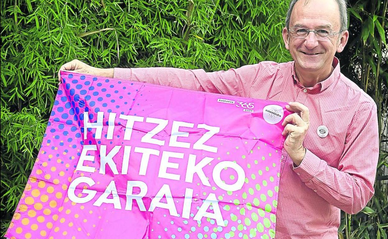 Kike Amonarriz, Euskaraldiaren 'Hitzez ekiteko garaia' leloa duen banderarekin Tolosan. 