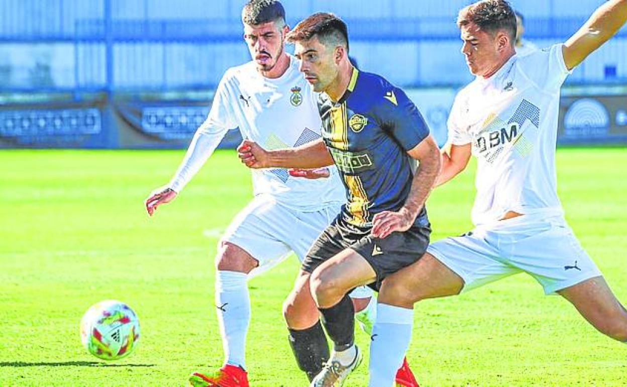 Dos unionistas roban el esférico a un jugador del Intercity. 