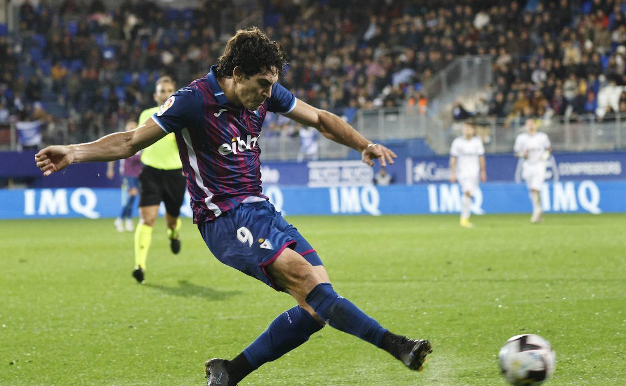 Blanco-Leschuk remata el balón, ayer en Ipurua.