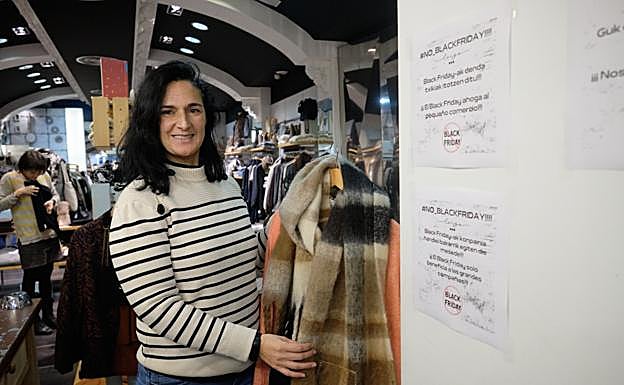 Amaia Galán posa con un conjunto en Leize, de Donostia.