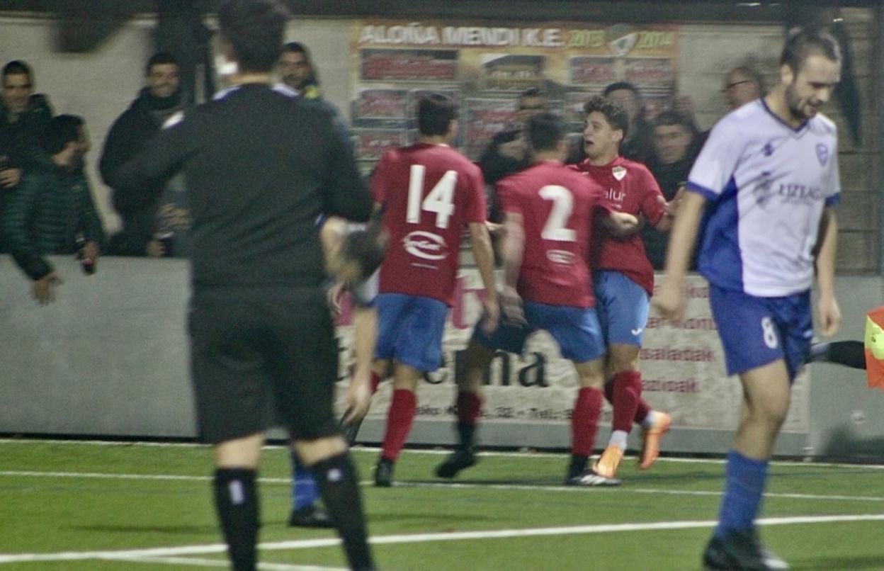 Celebrando el tercer gol marcado por Thiago Santana. 