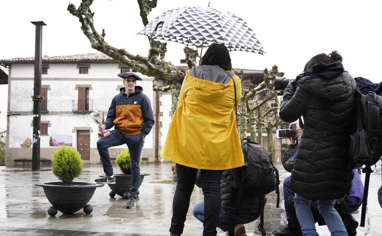 Joseba Ezkurdia, durante la sesión fotográfica de este lunes.