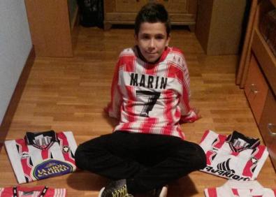 Imagen secundaria 1 - Pablo, con apenas dos años, aparece en brazos de su padre en el Nuevo Las Gaunas.; La última promesa de Zubieta de niño en su casa con varias de las camisetas que utilizó su padre. y Fernando Marín, junto a Bonilla en aquel partido de Copa jugado en Anoeta en 1999.