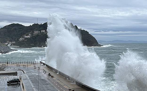 Espectacular imagen de las olas saltando por encima del Paseo Nuevo de Donostia esta mañana.