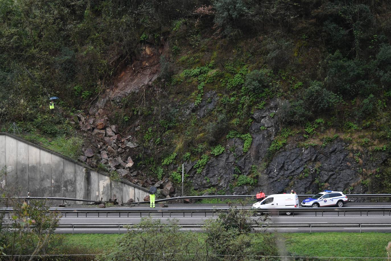Fotos: Desprendimiento de rocas en la AP-8 en Elgoibar