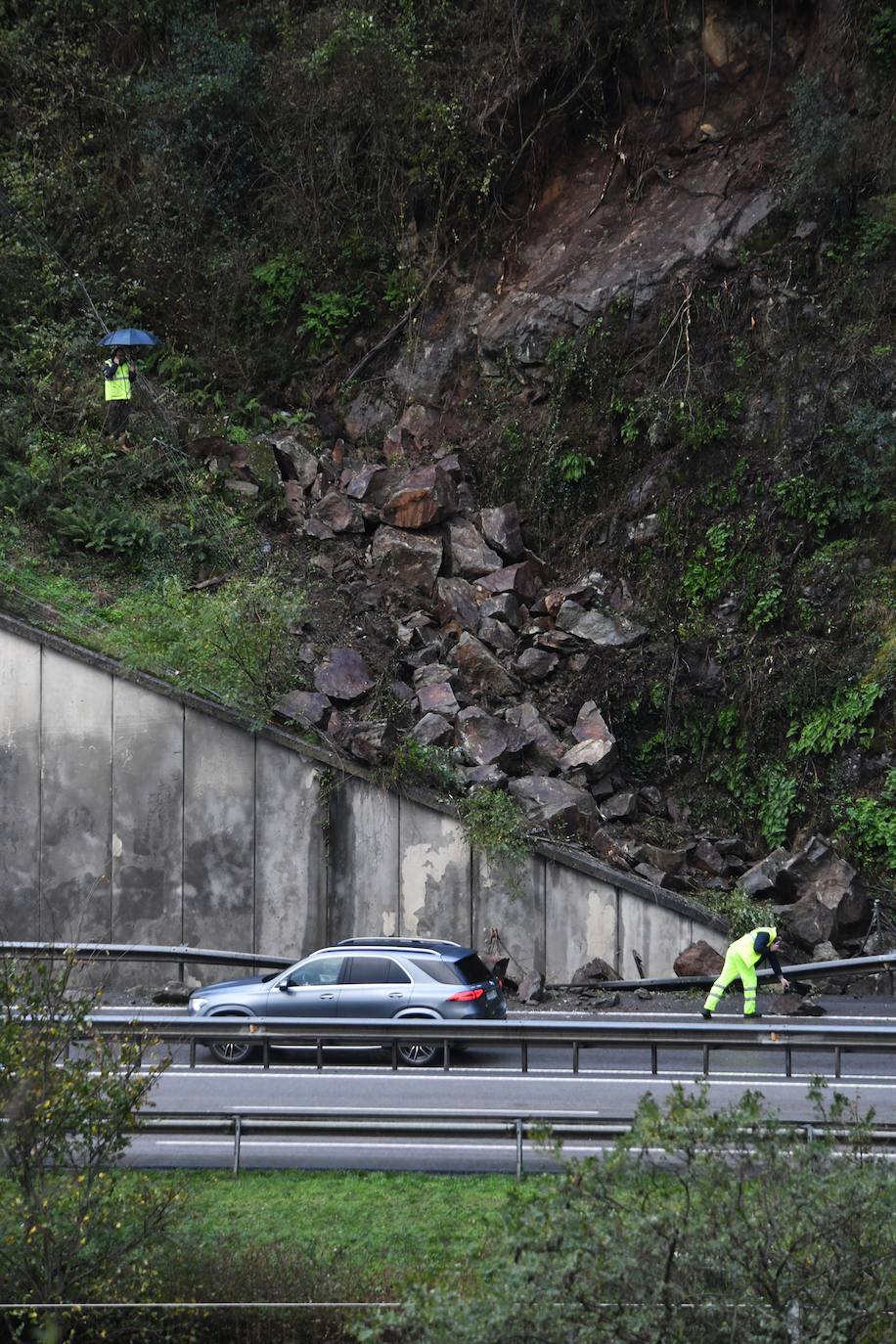 Fotos: Desprendimiento de rocas en la AP-8 en Elgoibar