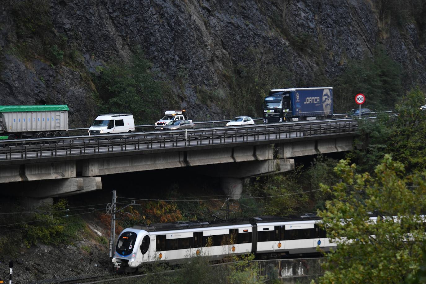 Fotos: Desprendimiento de rocas en la AP-8 en Elgoibar