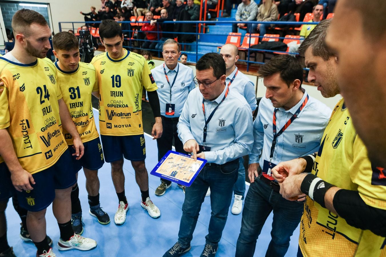 Fotos: El Bidasoa Irun reacciona tras el descanso y derrota al Motor Zaporozhye