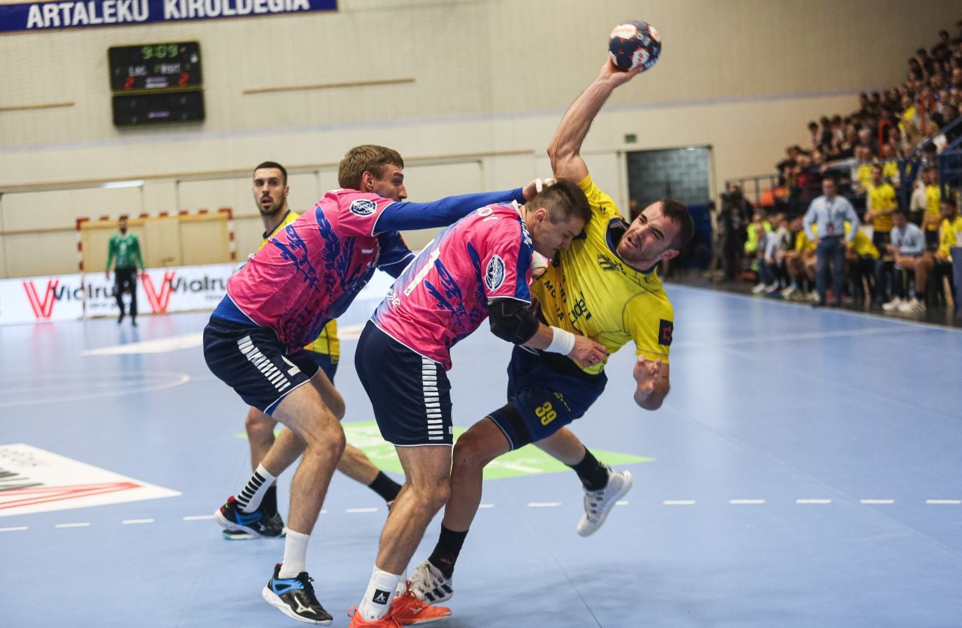 Fotos: El Bidasoa Irun reacciona tras el descanso y derrota al Motor Zaporozhye