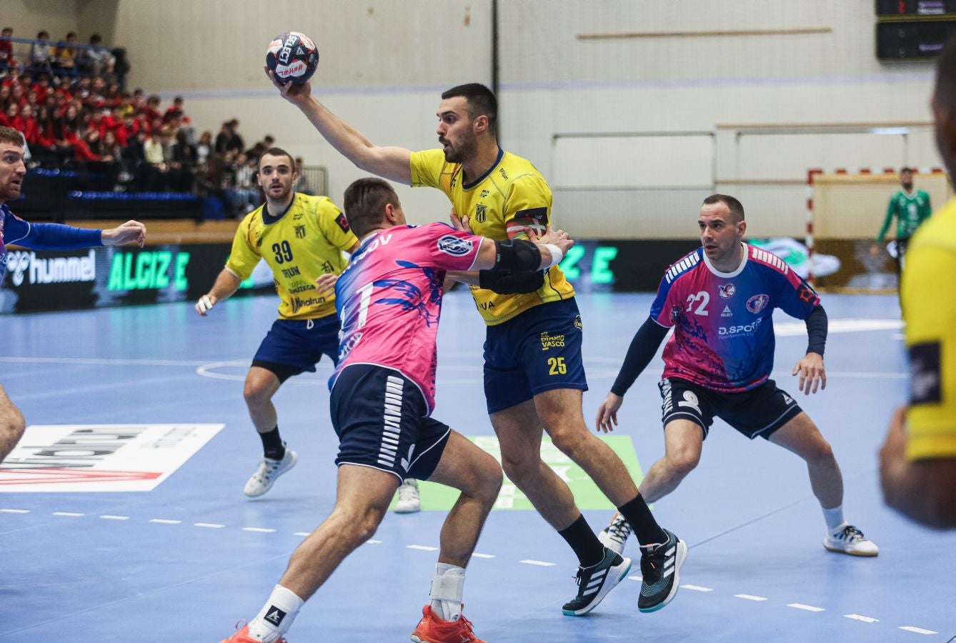 Fotos: El Bidasoa Irun reacciona tras el descanso y derrota al Motor Zaporozhye