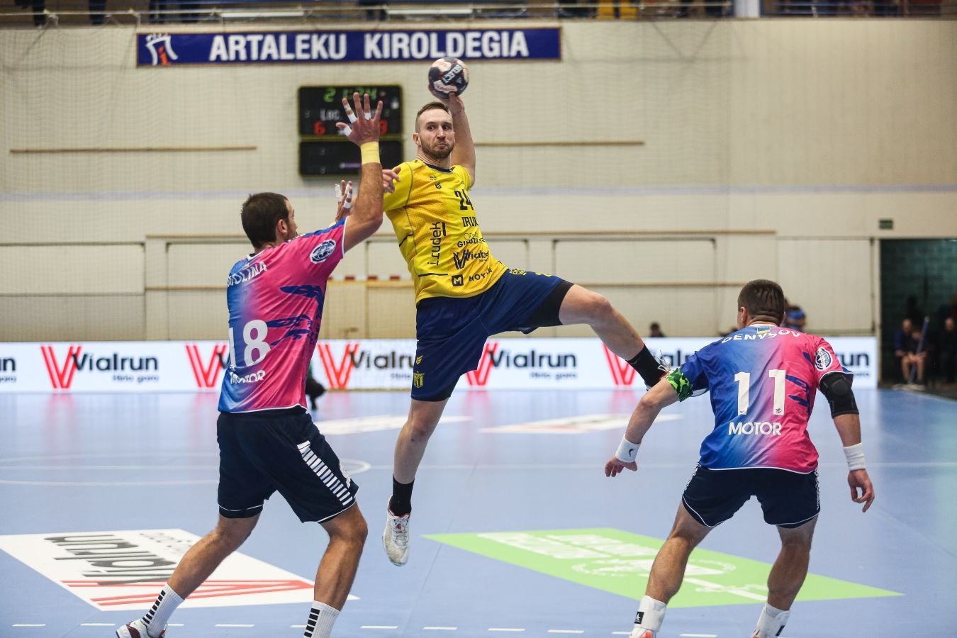 Fotos: El Bidasoa Irun reacciona tras el descanso y derrota al Motor Zaporozhye