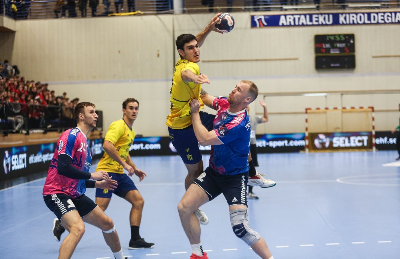 Fotos: El Bidasoa Irun reacciona tras el descanso y derrota al Motor Zaporozhye