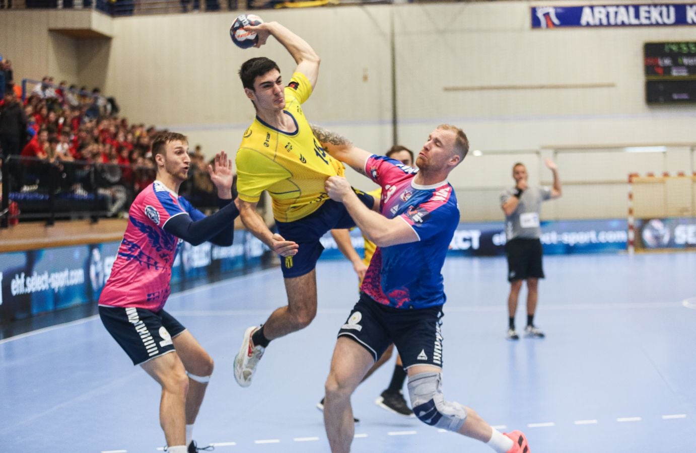 Fotos: El Bidasoa Irun reacciona tras el descanso y derrota al Motor Zaporozhye