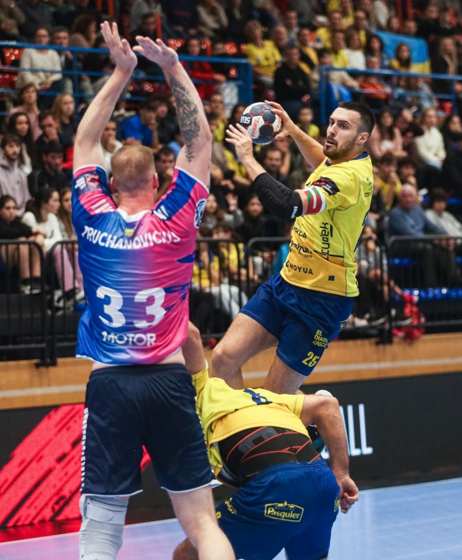 Fotos: El Bidasoa Irun reacciona tras el descanso y derrota al Motor Zaporozhye