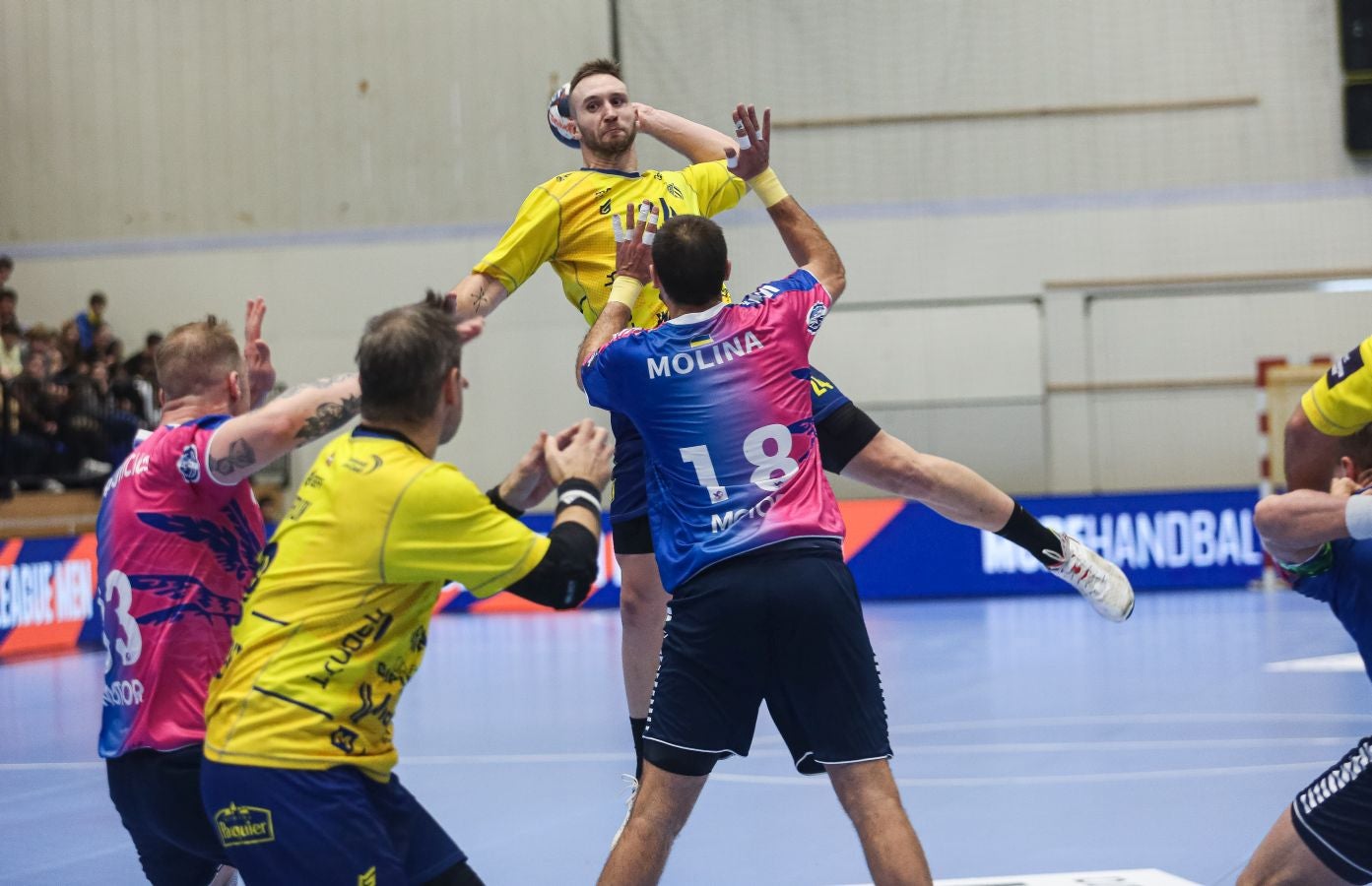 Fotos: El Bidasoa Irun reacciona tras el descanso y derrota al Motor Zaporozhye