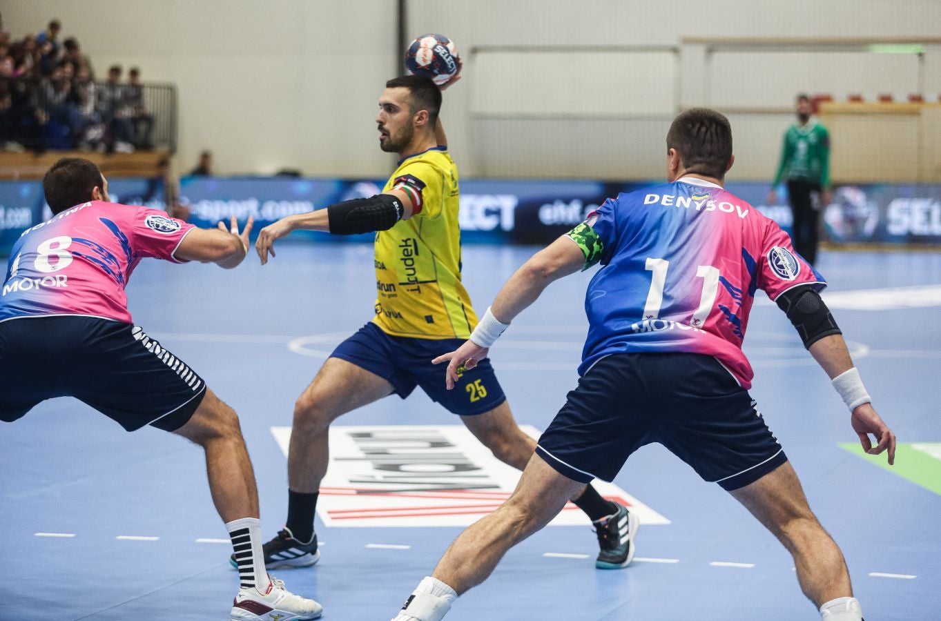 Fotos: El Bidasoa Irun reacciona tras el descanso y derrota al Motor Zaporozhye