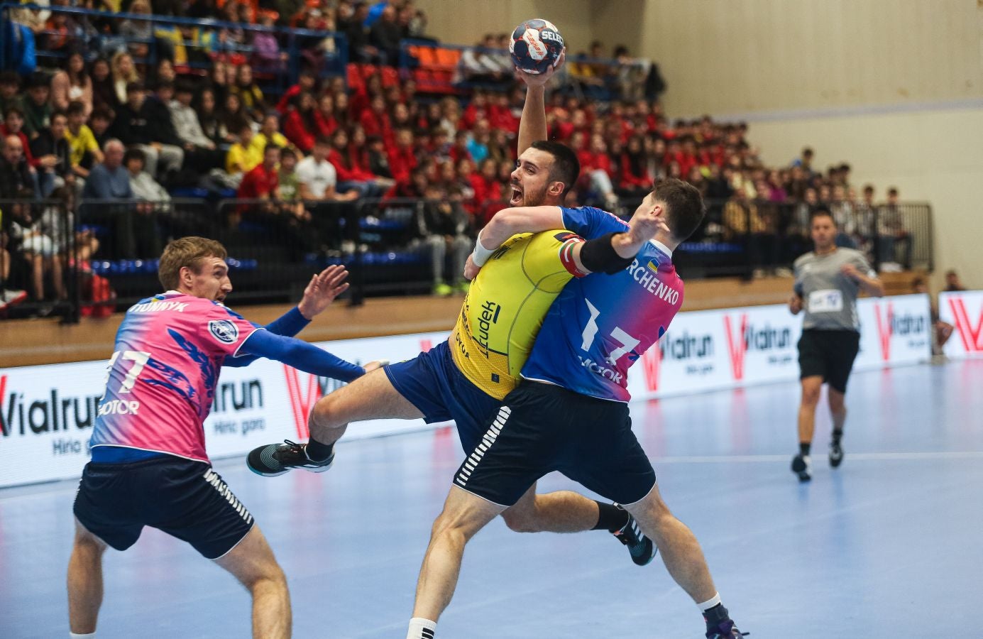 Fotos: El Bidasoa Irun reacciona tras el descanso y derrota al Motor Zaporozhye