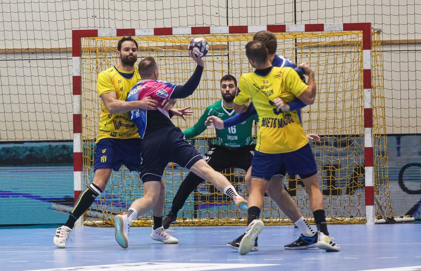 Fotos: El Bidasoa Irun reacciona tras el descanso y derrota al Motor Zaporozhye