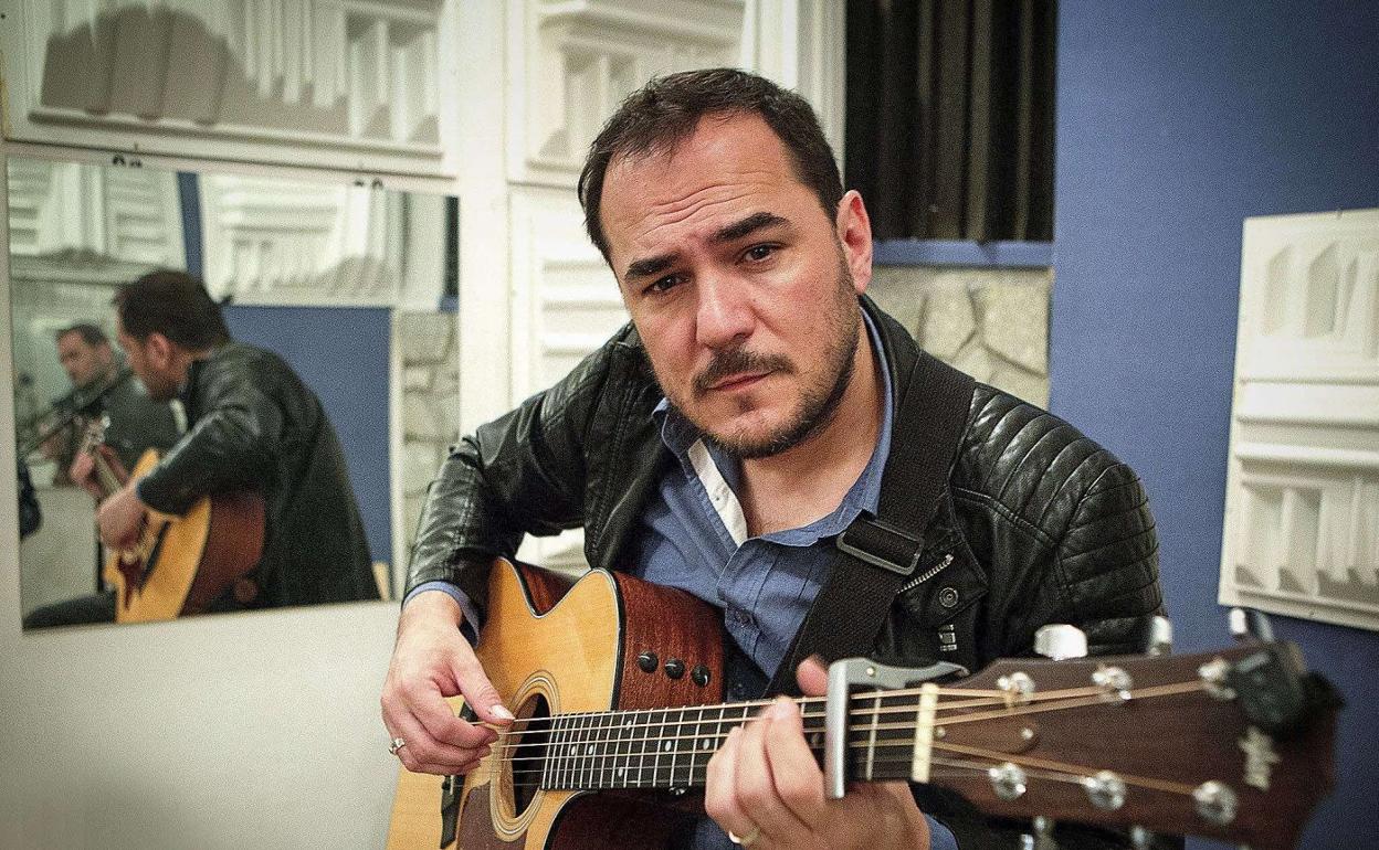 Ismael Serrano actuará junto al piano de Jacob Sureda y el cello de Irene Rouco. 