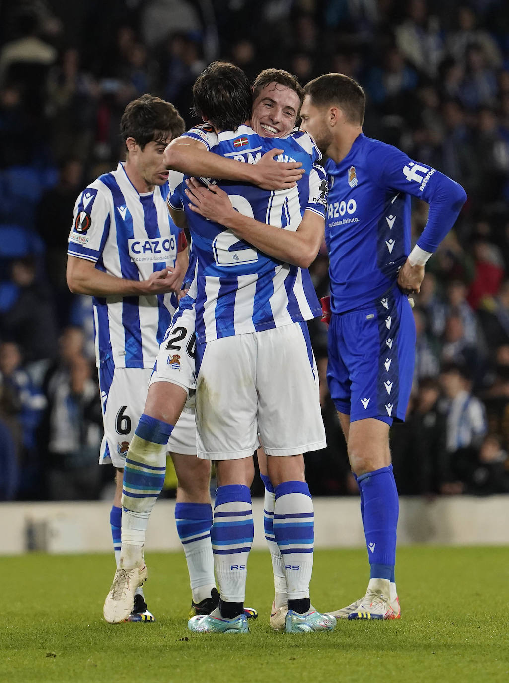 Jon Pacheco abraza a Robin Le Normand tras el triunfo de la Real Sociedad frente al Manchester United. 